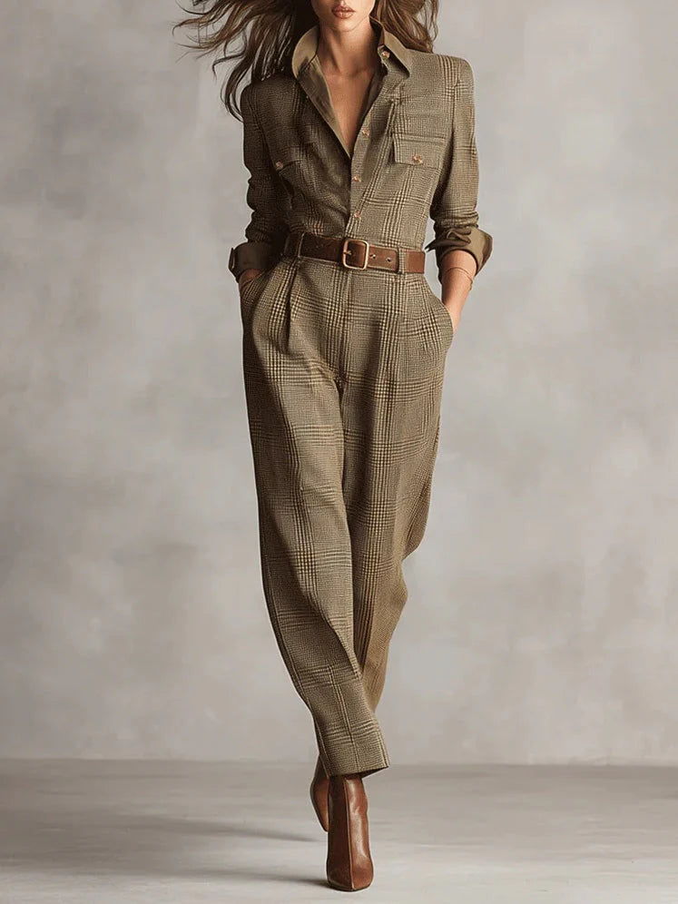 Mono elegante de cuadros