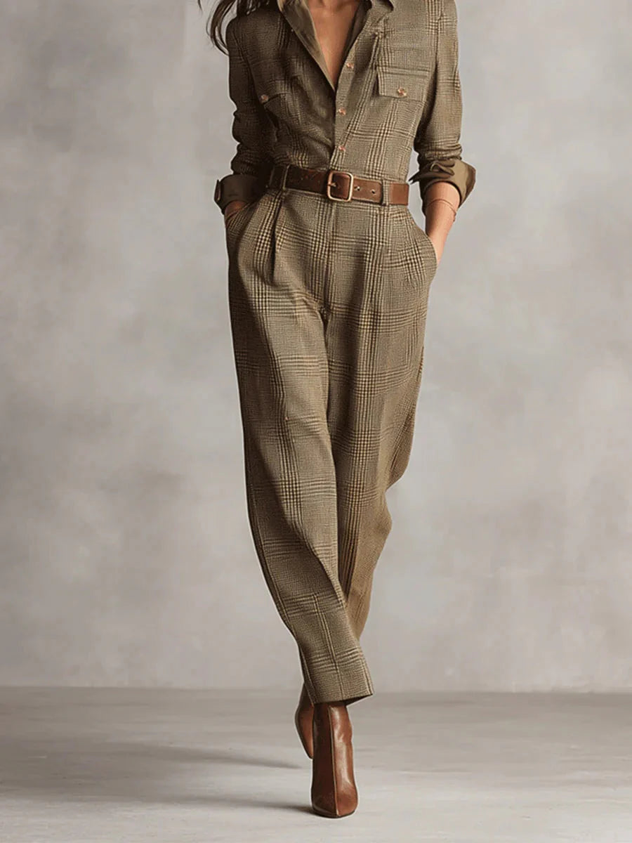 Mono elegante de cuadros