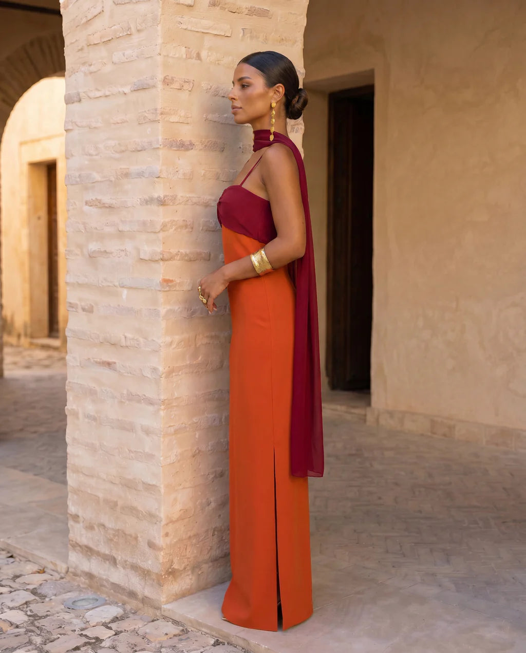 Vestido en naranja con escote en morado