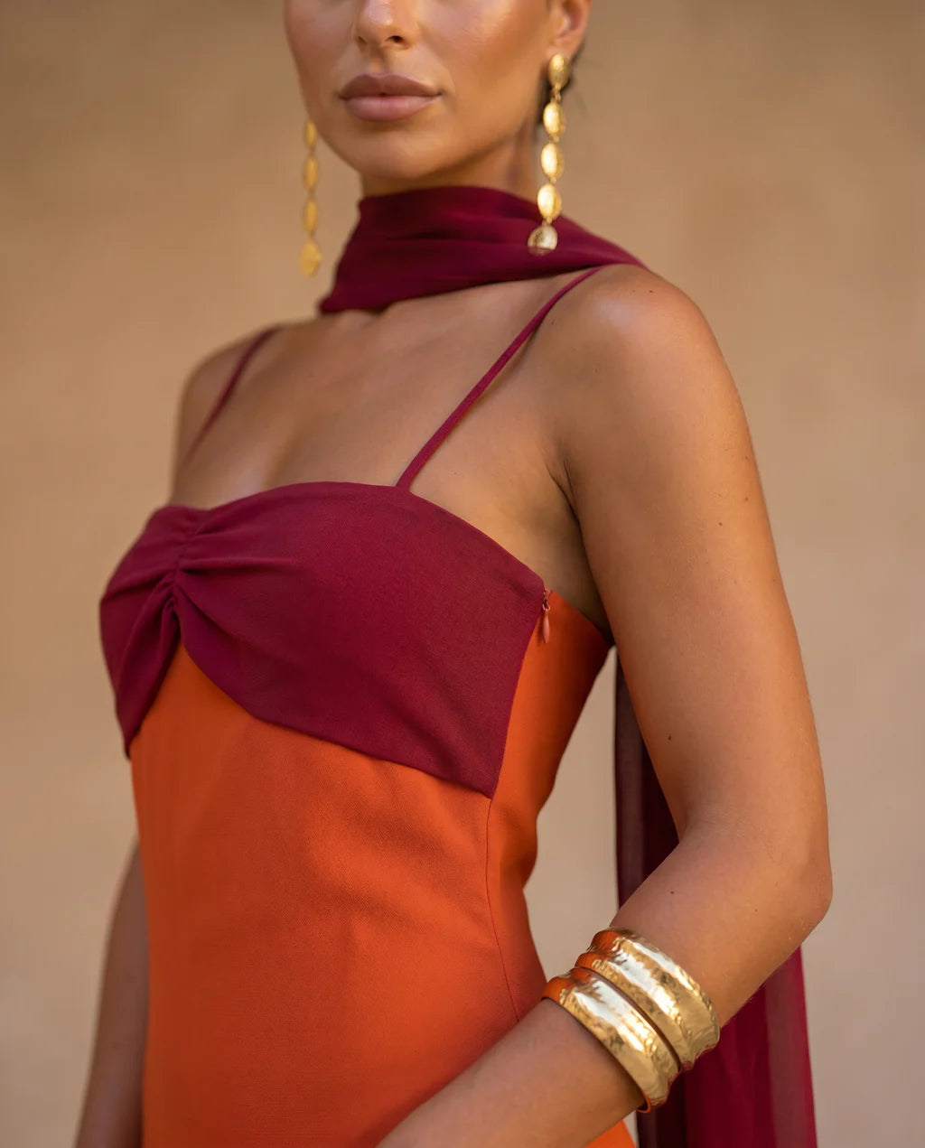 Vestido en naranja con escote en morado