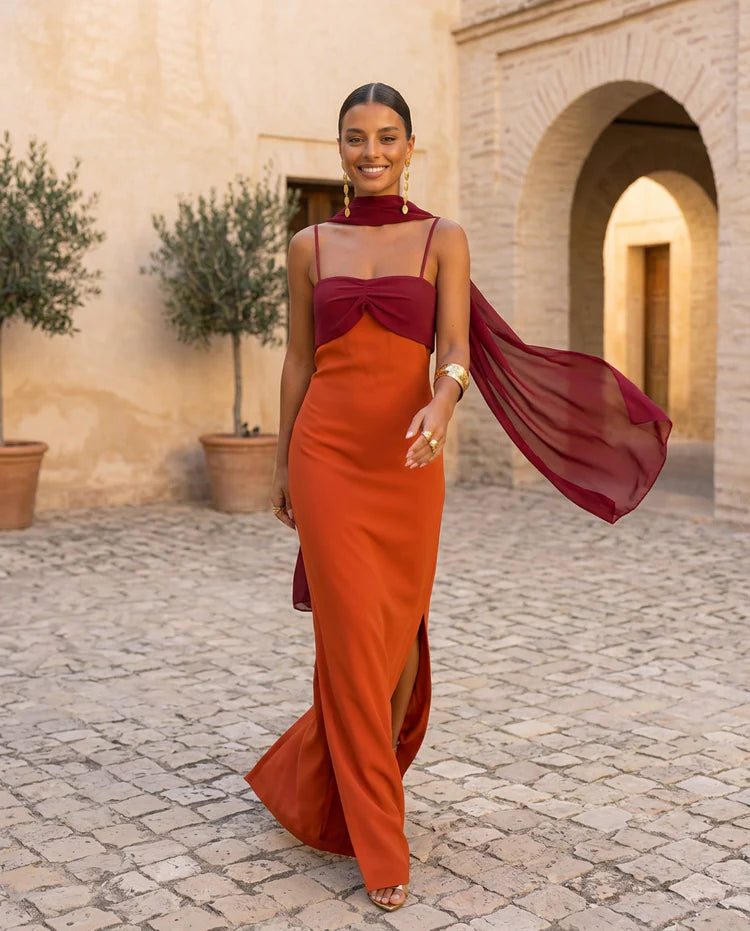 Vestido en naranja con escote en morado