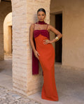Vestido en naranja con escote en morado